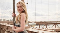 Ini saat dia berada di Brooklyn Bridge, New York. (pollyoddsocks/Instagram)