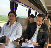 Mesranya Jokowi Dan Iriana Naik DAMRI Jajal Trans Jawa