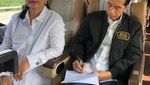 Foto: Momen Jokowi dan Iriana Naik Damri Jajal Trans Jawa