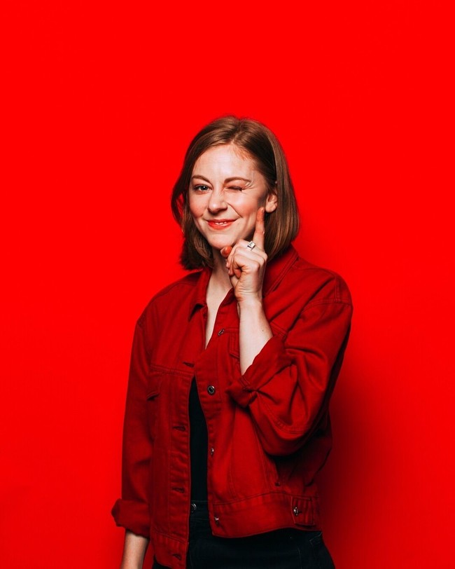 Simone Giertz punya ketertarikan yang berbeda dari YouTuber wanita kebanyakan. Ia lebih sering mengunggah video mengenai robot dan hal-hal terkait mesin. Foto: Instagram