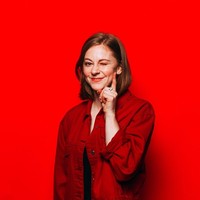 Simone Giertz punya ketertarikan yang berbeda dari YouTuber wanita kebanyakan. Ia lebih sering mengunggah video mengenai robot dan hal-hal terkait mesin. Foto: Instagram