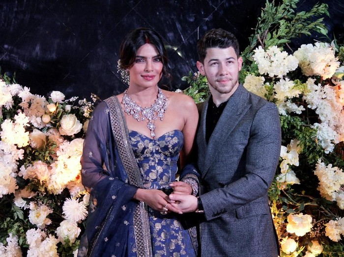 Gelar Resepsi Kedua, Priyanka Chopra Cantik dan Seksi Bergaun Biru Royal