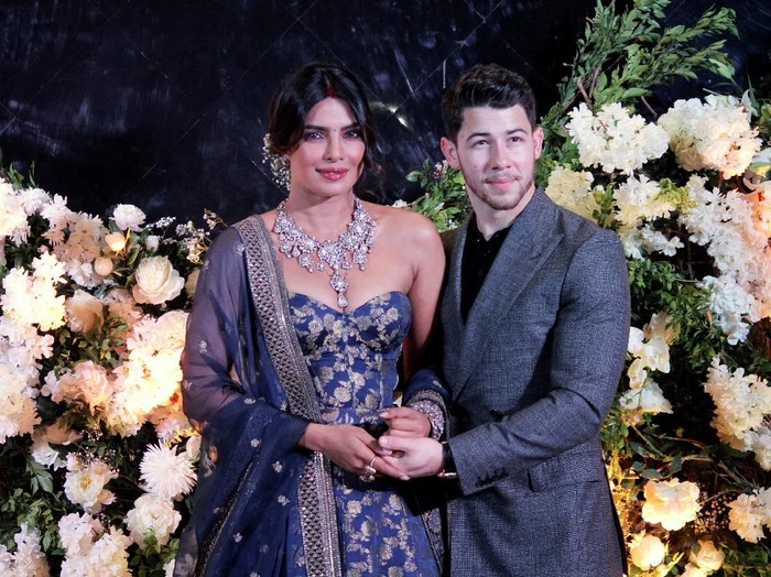 Priyanka Chopra cantik bergaun biru di resepsi kedua. Foto: Reuters/Prashant Waydande Priyanka Chopra cantik bergaun biru di resepsi kedua. Foto: Reuters/Prashant Waydande