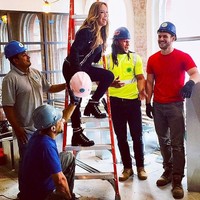 Di antara para buruh pria yang bekerja kasar, ada satu pemandangan aneh tapi nyata. Seorang wanita cantik le memanjat tangga untuk memasang atap. Foto: dok. Instagram (@msbarbarak)