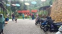 Menuju lokasi wisata Srambang Park Ngawi, pengunjung bisa mengambil rute dari Ngawi kota menuju Kecamatan Jogorogo. Dari Tol Trans Jawa bisa keluar gerbang tol Ngawi dan 30 menit atau sekitar 25 Km ke lokasi(Sugeng Harianto/detikTravel)