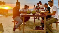 Rapsel yang lahir di Selayar, 6 Mei 1971 ini adalah kakak kandung dari Bupati Selayar. Ia juga dikenal sebagai pengusaha di bidang otomotif. Salah satu hobinya yakni kumpul bersama teman-teman sambil kulineran. Foto: instagram @rapselali