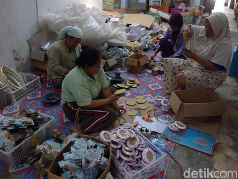 Omzet Bisnis Suvenir Fiber Glass di Jombang Rp 100 Juta Jelang Natal