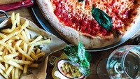Meski tubuhnya ramping, Polly nggak ragu makan banyak lho! Kali ini ada pizza Italia dan kentang goreng yang bikin ngiler! Foto: Instagram pollyoddsocks