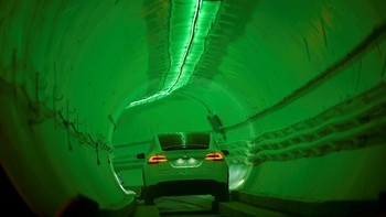 Mobil itu bisa melaju dengan kecepatan tinggi secara otonom berkat tenaga listrik dan ban khusus. Foto: Reuters