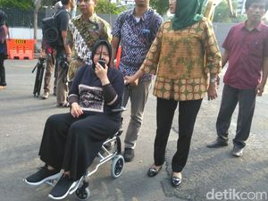 Sudah 10 Hari Risma Bekerja di Kursi Roda, Begini Kondisi Saat Ini