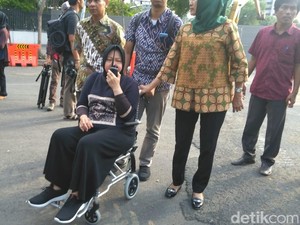 Sudah 10 Hari Risma Bekerja di Kursi Roda, Begini Kondisi Saat Ini