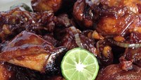 Menu ayam goreng mentega selalu jadi menu favorit di restoran Chinese Food. Ayamnya gurih dibalut saus mentega, kecap manis dan kecap Inggris. Resep lengkapnya ada di sini! Foto: detikfood