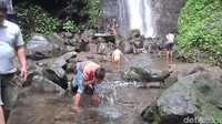 Cerita legenda bahwa konon ada 40 bidadari yang pernah mandi di air terjun Srambang Park. Sehingga pengunjung pun percaya jika mereka masih atau sekadar membasuh muka bisa bikin awet muda (Sugeng Harianto/detikTravel)