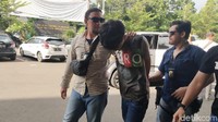 Polisi sebelumnya menangkap pria itu di kawasan Cilandak, Jakarta Selatan (Foto: M Guruh Nuary/detikcom)