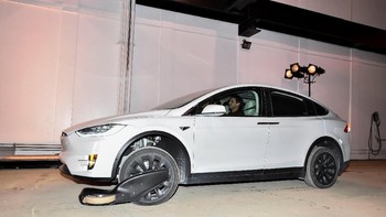 Begini tampang lebih jelas mobil Tesla yang sudah dimodifikasi bannya. Foto: Reuters