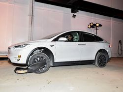 Terowongan Ajaib Elon Musk Bikin Mobil Melesat 240 Km Per Jam