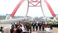 Jokowi menekan tombol sirine sebagai tanda peresmian tiga ruas tol Trans Jawa di Jawa Tengah.
