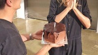 Rayakan ulang tahun, Gisele dapat kejutan manis cake cokelat berlapis lelehan cokelat dari teman-temannya. Foto: Instagram @gisele