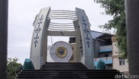 Ambon tak hanya terkenal dengan pantai yang indah. Ada sebuah tempat lainnya yang menjadi kebanggan warga Ambon dan juga masyarakat Indonesia yaitu, Gong Perdamaian Dunia.