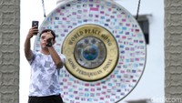 Karena daya tariknya, banyak pengunjung yang menjadikan Gong Perdamaian Dunia sebagai latar untuk swafoto.