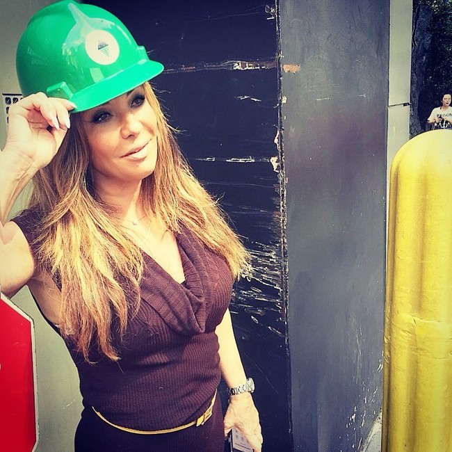 Sosok wanita yang mencuri perhatian itu adalah Barbara. Meski punya banyak anak buah, Barbara tak ragu terjun langsung ke lokasi proyeknya untuk membantu para buruhnya. Foto: dok. Instagram (@msbarbarak)