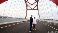 Jokowi dan Iriana foto bersama di atas Jembatan Kalikuto, Jawa Tengah, Kamis (20/12/2018).