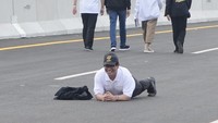 Meski mengenakan busana berwarna putih, Pramono cuek saja tengkurap di atas jalan. (Foto: Ray Jordan/detikcom)