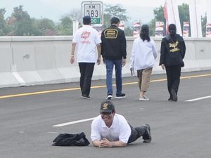 Gaya Pramono Selebrasi Tol Trans Jawa: Tiduran di Aspal