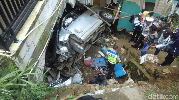 Mobil Tabrak Kandang Sapi, Sopir dan Penumpang Melarikan Diri