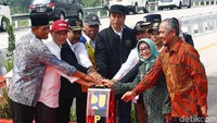 Begini momen Jokowi saat meresmikan proyek jalan tol Surabaya-Jakarta, Kamis (20/12/2018).