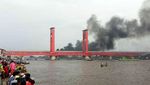Kapal BBM Meledak di Bawah Jembatan Ampera