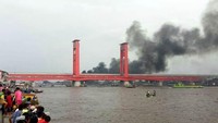 Belum diketahui secara pasti penyebab kapal tersebut terbakar dan meledak di bawah jembatan Ikon Kota Pempek itu.