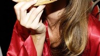 Meski jalani pola hidup sehat dan diet ketat, tapi Gisele tetap punya cheat day. Makanan kesukaannya ada sepotong pizza dengan aneka topping yang enak. Foto: Instagram @gisele