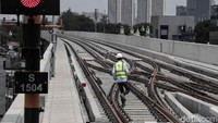 Adapun enam stasiun layang (elevated) juga telah dibangun yaitu di Pegangsaan Dua (berada di kawasan Depo), Boulevard Utara, Boulevard Selatan, Pulomas, Equestrian dan Velodrome.