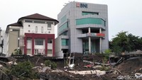 Sebuah kantor cabang Bank BNI dan toko tas menjadi dua bangunan yang paling terdampak akibat tanah ambles tersebut. Kedua bangunan itu berada tepat di depan Jalan Gubeng yang ambles.