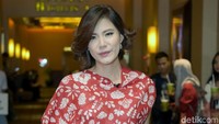 Aktris berusia 42 tahun itu tampil menawan dengan floral dress berwarna merah. Pool/Noel/detikFoto.
