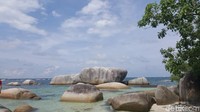 Puluhan batuan granit raksasa beragam ukuran menghiasi pantai dan terlihat sangat instagramable. Begitu juga dengan Pantai Tanjung Tinggi yang memiliki bebatuan granit raksasa di kedua ujung pantai. (Syanti/detikTravel)