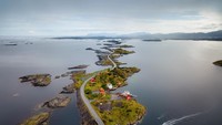 Yang paling hits di Molde, adalah naik bus dengan rute Atlantic Road. Rute tersebut pun digadang-gadang sebagai salah satu rute perjalanan terindah di dunia (iStock)