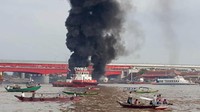 Sebuah kapal pengangkut bahan bakar minyak (BBM) meledak dan terbakar di bawah Jembatan Ampera, Palembang, Sumatera Selatan, Kamis (20/12/2018).