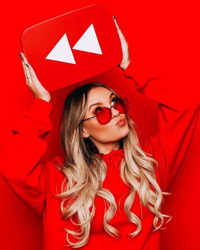 YouTube Rewind 2018 tahun ini banyak diisi oleh YouTuber dari berbagai belahan dunia. YouTuber bernama Dagi Bee satu ini datang dari Jerman. Seperti kebanyakan YouTuber wanita lain, Dagi Bee sering membagi tutorial dan ulasan makeup. Foto: Instagram