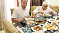 Ini momen makannya bersama KH Maruf Amin. Mereka terlihat melahap sajian rumahan mulai dari ikan bakar, sayur, telur dadar hingga gorengan. Foto: Instagram ipangwahid