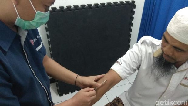 Proses terapi sengat lebah pertama kali dimulai dengan menyemprotkan minyak zaitun.