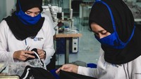 Pekerja melakukan proses finishing produksi baju di Pabrik Benang Biru di Bandung, Jawa Barat, Kamis (20/12/2018). Foto: dok. Benang Biru