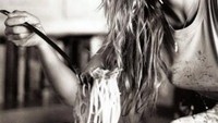 Masak pasta, ini pose keren Gisele yang terlihat menikmati pasta buatannya sendiri. Foto: Instagram @gisele