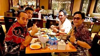 Mewakili Sulawesi Selatan, Rapsel maju sebagai caleg DPR Jakarta. Nah ini momen ketika Rapsel tengah makan di restoran padang yang ada di Jakarta. Foto: instagram @rapselali