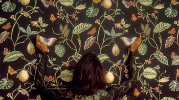 Cecilia membuat foto latar belakang bunga dan dedauan. Foto: Cecilia Paredes