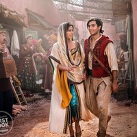 Naomi Scott berasal dari Inggris, namun memiliki darah India dari ibunya, Usha Scott. Ini penampilan Putri Jasmine yang berkerudung saat bertemu Aladdin, yang diperankan aktor Mena Massoud. Foto: dok. Daniel Smith/Disney