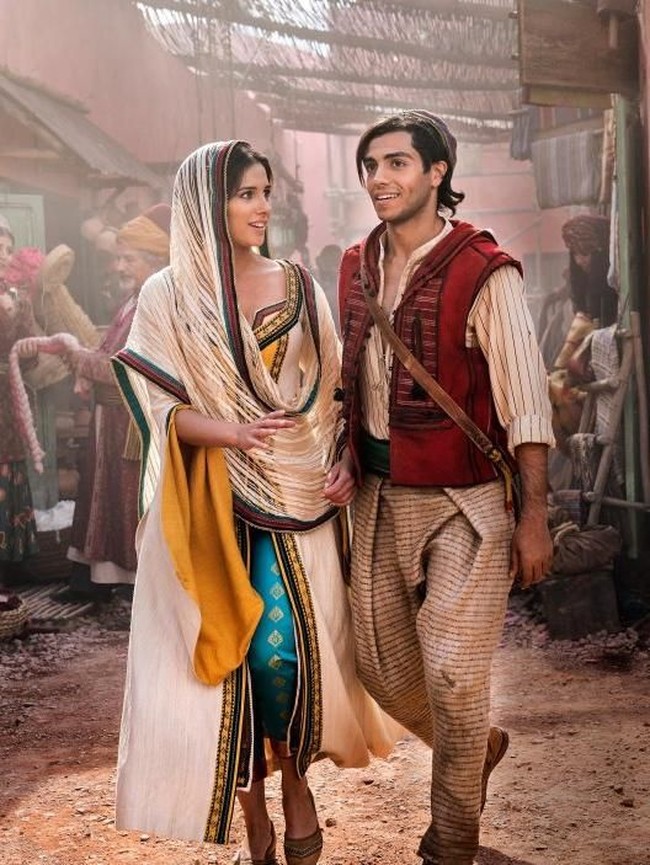 Naomi Scott berasal dari Inggris, namun memiliki darah India dari ibunya, Usha Scott. Ini penampilan Putri Jasmine yang berkerudung saat bertemu Aladdin, yang diperankan aktor Mena Massoud. Foto: dok. Daniel Smith/Disney