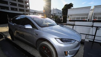 Tampan ban mobil ini memiliki semacam ban tambahan, gunanya agar mobil sejajar di jalurnya dan tidak menabrak ke samping atau oleng. Foto: Reuters