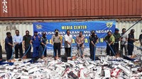 Barang ilegal itu dimusnahkan lantaran tidak adanya jaminan kesehatan dan mengamankan penerimaan negara. Kemudian, lanjutnya, pelanggaran cukai tahun ini mencapau 7 persen.